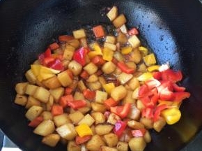 炒至土豆成熟时，放入彩椒