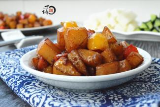 再次翻炒入味即可出锅，装盘