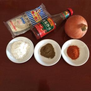 准备食材：洋葱、淀粉、辣椒粉、孜然粉、丘比沙拉酱、番茄沙司