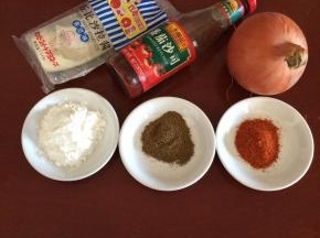 准备食材：洋葱、淀粉、辣椒粉、孜然粉、丘比沙拉酱、番茄沙司