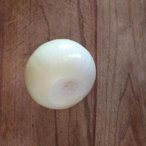 洋葱剥皮、切去根部