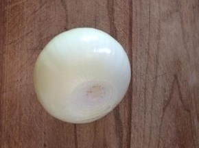 洋葱剥皮、切去根部