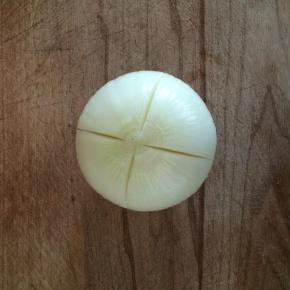 对称切两刀，成4瓣，注意底部不要切断