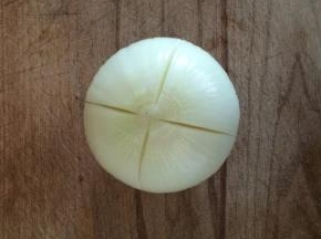 对称切两刀，成4瓣，注意底部不要切断