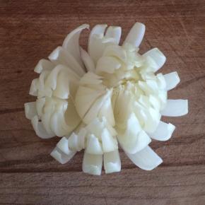 小心将洋葱瓣展开