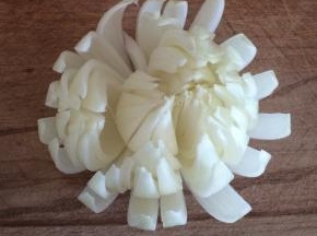 小心将洋葱瓣展开