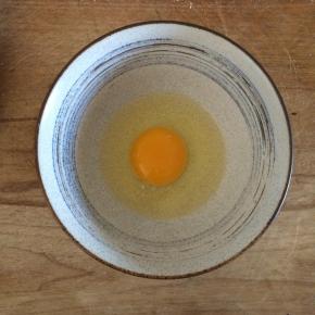 鸡蛋打散，裹上蛋液