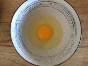 鸡蛋打散，裹上蛋液