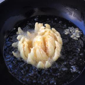 7成热时将洋葱花放入