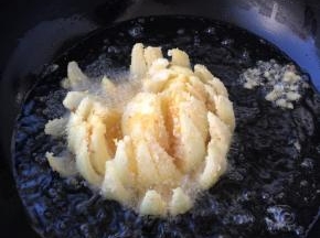 7成热时将洋葱花放入