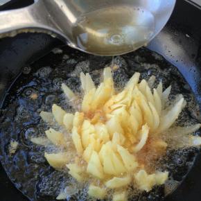 中途将热油淋在洋葱花上，让花瓣舒展开