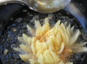 中途将热油淋在洋葱花上，让花瓣舒展开