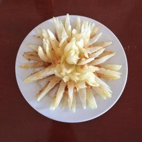 将炸好的洋葱花放入盘中，已经像一朵莲花了