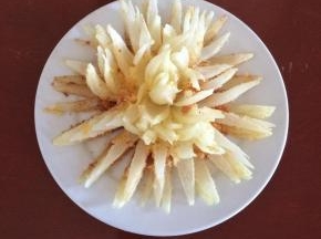 将炸好的洋葱花放入盘中，已经像一朵莲花了