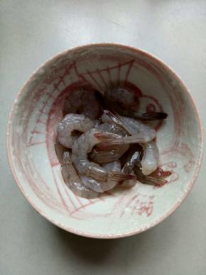 虾去头，剥去虾皮，在第二第三节处挑出虾线，洗净备用