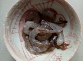 虾去头，剥去虾皮，在第二第三节处挑出虾线，洗净备用