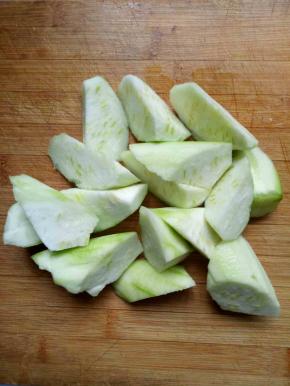 丝瓜去皮切滚刀