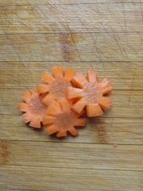 胡萝卜切片再切出花形