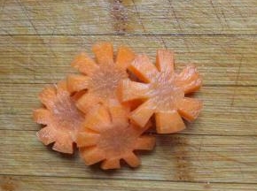 胡萝卜切片再切出花形