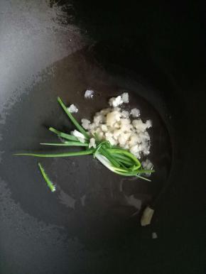 锅里倒油加热，爆香葱段姜片