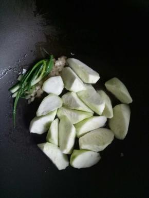 加入丝瓜翻炒大约1分钟左右