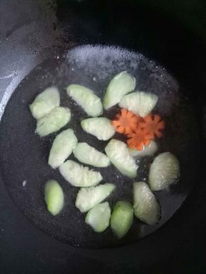 捞出姜片葱段，加入胡萝卜和适量开水
