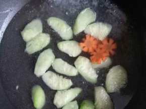 捞出姜片葱段，加入胡萝卜和适量开水