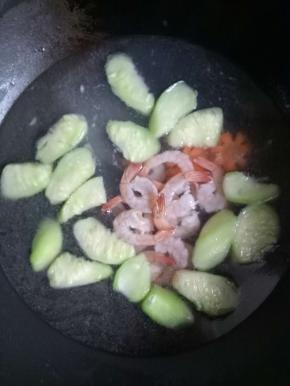 再加入虾仁大火烧开，加入盐1小勺，鸡精1小勺，胡椒粉少许