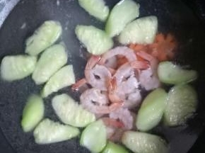 再加入虾仁大火烧开，加入盐1小勺，鸡精1小勺，胡椒粉少许