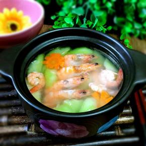 再加上一点香油，鲜香的虾仁汤就做好了，简单快手