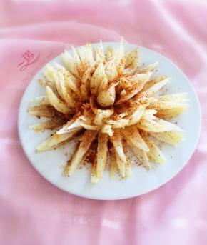 根据自己的口味撒上孜然粉、辣椒粉就可以上桌了，随盘放番茄沙司、沙拉酱各一份