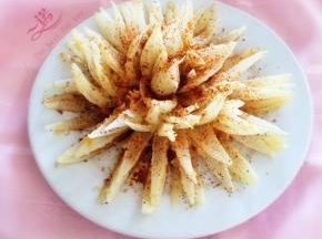 根据自己的口味撒上孜然粉、辣椒粉就可以上桌了，随盘放番茄沙司、沙拉酱各一份