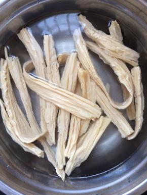 将干腐竹放入水中浸泡。直到膨胀即可。