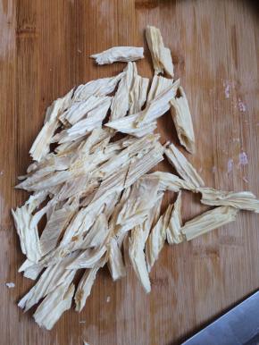 将泡发好的的腐竹捞出沥干水，切斜段。