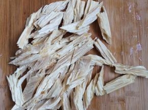 将泡发好的的腐竹捞出沥干水，切斜段。