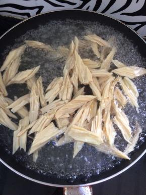 锅中放入水，烧开，放入腐竹，焯一下水。