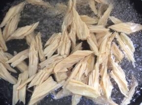 锅中放入水，烧开，放入腐竹，焯一下水。