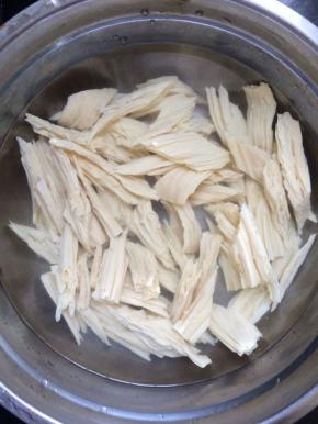 将焯好的腐竹捞出，放入凉水中过一下凉水。