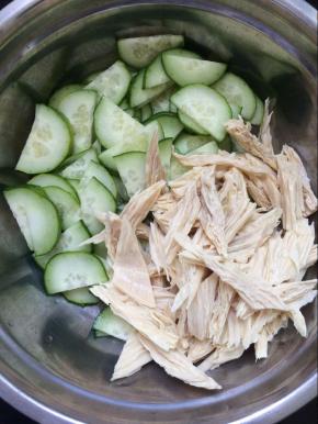 再将处理好的腐竹放入盆中。