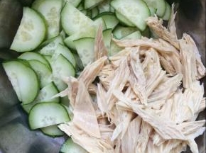 再将处理好的腐竹放入盆中。