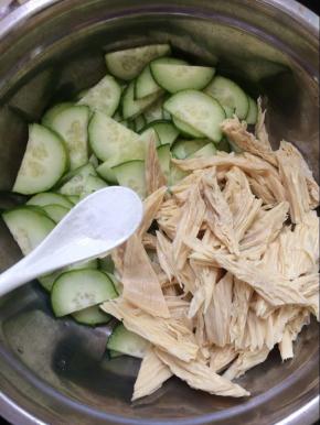 放入适量的盐调味。