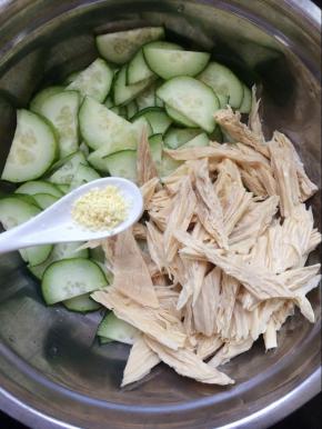 加入鸡精少许。