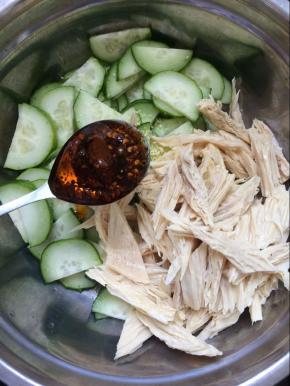 加入适量的辣椒油。