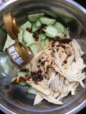 最后放入香油适量，再放入少许香菜段拌匀即可。