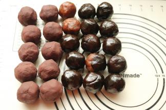 准备好月饼馅料，枣泥馅不够，又准备了些豆沙馅，称重，每个30克。