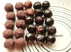 准备好月饼馅料，枣泥馅不够，又准备了些豆沙馅，称重，每个30克。