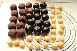 月饼皮也分成每个20克的重量。