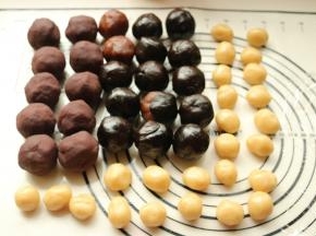 月饼皮也分成每个20克的重量。