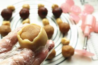 用饼皮裹住一颗馅，慢慢收好口。