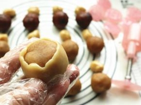 用饼皮裹住一颗馅，慢慢收好口。